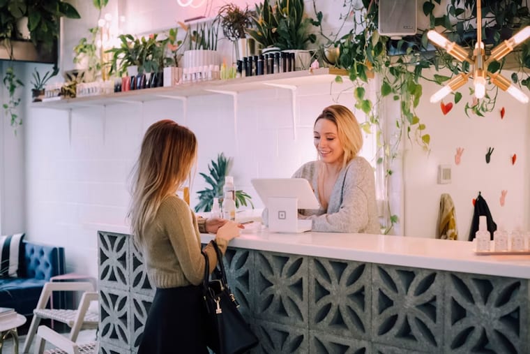 Des propriétaires de petites entreprises au travail